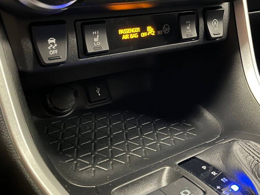 Used 2020 Toyota RAV4 XLE w/ Convenience Package AWD/4WD image 12