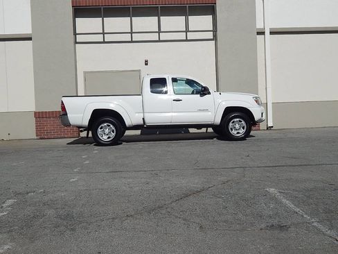 Used 2015 Toyota Tacoma PreRunner w/ SR5 Package RWD image 2