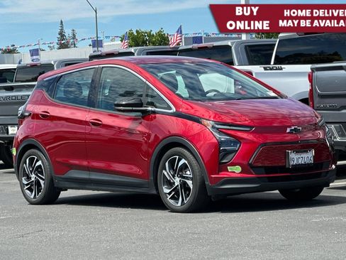 Used 2023 Chevrolet Bolt LT w/ Infotainment Package FWD image 1