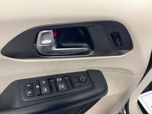 Used 2023 Chrysler Pacifica Touring-L FWD image 10