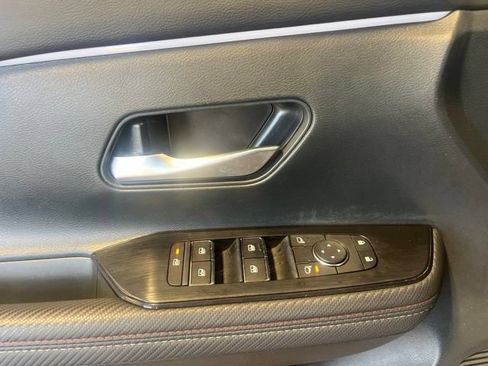 Used 2025 Nissan Kicks SR FWD image 9