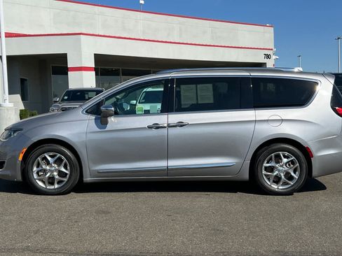 Used 2017 Chrysler Pacifica Limited w/ UConnect Theater Package FWD image 9