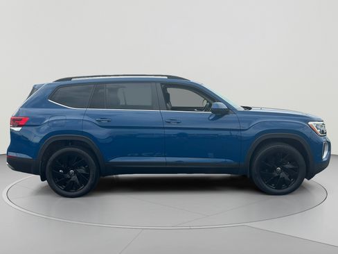 Used 2025 Volkswagen Atlas SE w/ Panoramic Sunroof Package FWD image 6