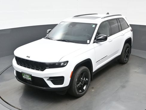 New 2025 Jeep Grand Cherokee Altitude AWD/4WD image 18