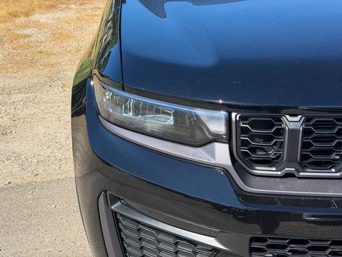 New 2026 Jeep Grand Cherokee Limited w/ Limited Altitude Package image 5