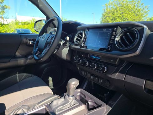 Used 2022 Toyota Tacoma TRD Sport image 10