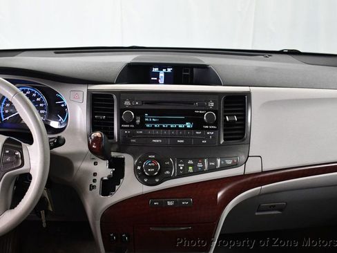 Used 2014 Toyota Sienna XLE image 23