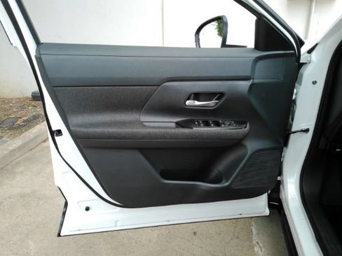 Used 2025 Nissan Kicks SV FWD image 11