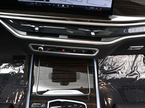 Used 2025 BMW X7 xDrive40i w/ Premium Package AWD/4WD image 13