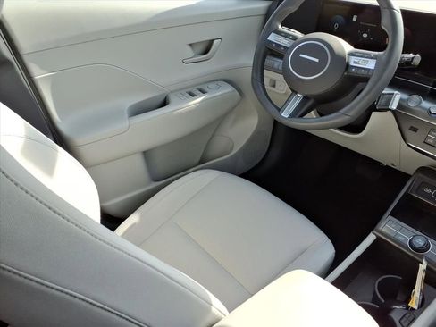 Used 2025 Hyundai Kona SEL image 9