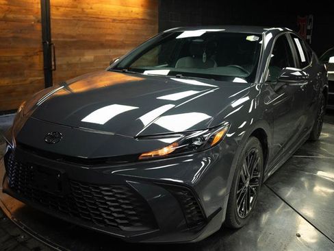 Used 2025 Toyota Camry SE FWD image 2