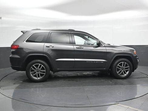 Used 2020 Jeep Grand Cherokee Laredo w/ 18" Wheel & 8.4" Radio Group AWD/4WD image 3