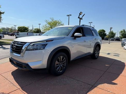 Used 2022 Nissan Pathfinder SV FWD image 3
