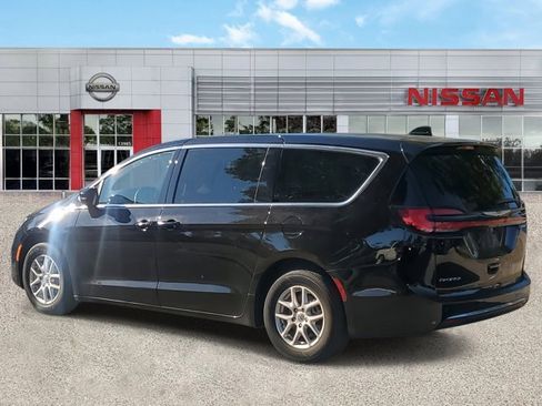 Used 2024 Chrysler Pacifica Touring-L image 7