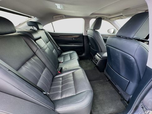 Used 2017 Lexus ES 300h w/ Luxury Package FWD image 18