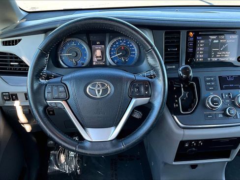 Used 2017 Toyota Sienna XLE image 5