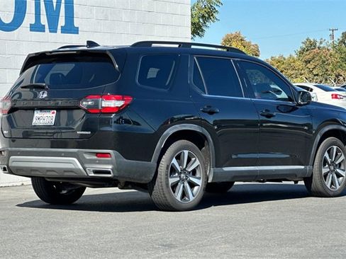 Used 2025 Honda Pilot Touring image 4
