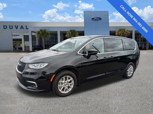 Used 2024 Chrysler Pacifica Touring-L FWD image 8