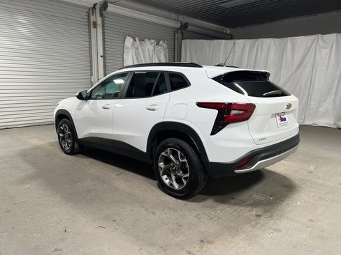 Used 2025 Chevrolet Trax LT FWD image 5