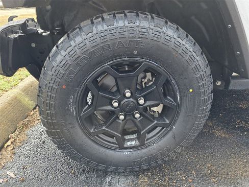 Used 2023 Jeep Gladiator Willys image 5