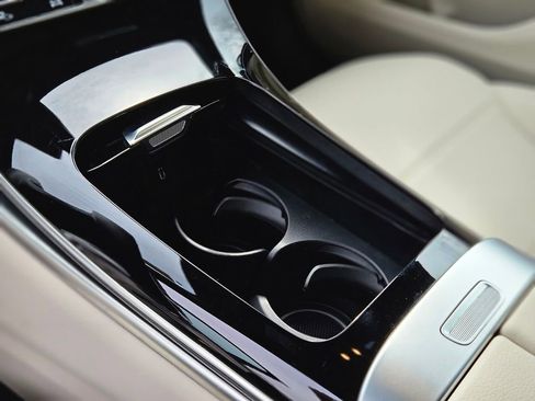 Used 2025 Mercedes-Benz GLC 300 4MATIC image 23