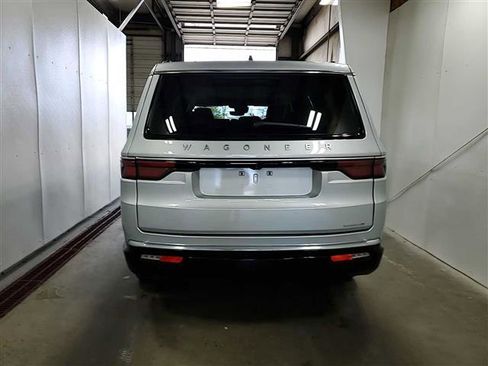 Used 2024 Jeep Wagoneer Series III w/ Premium Group I AWD/4WD image 5