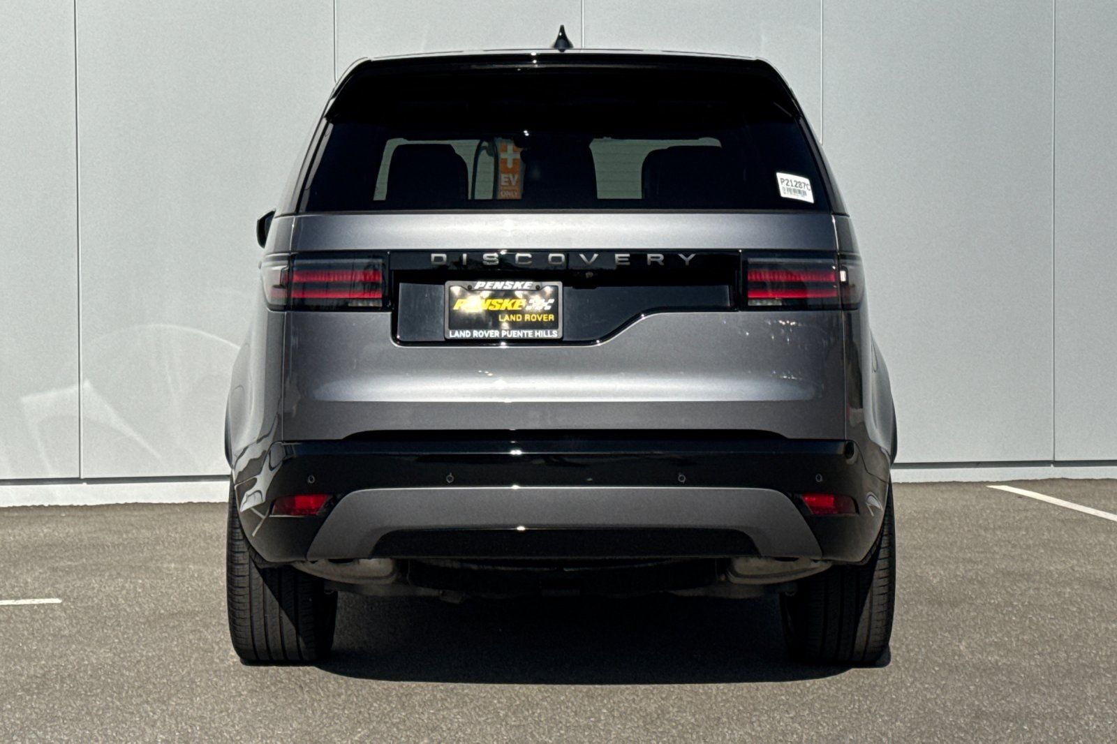 Used 2025 Land Rover Discovery Dynamic SE AWD/4WD image 4