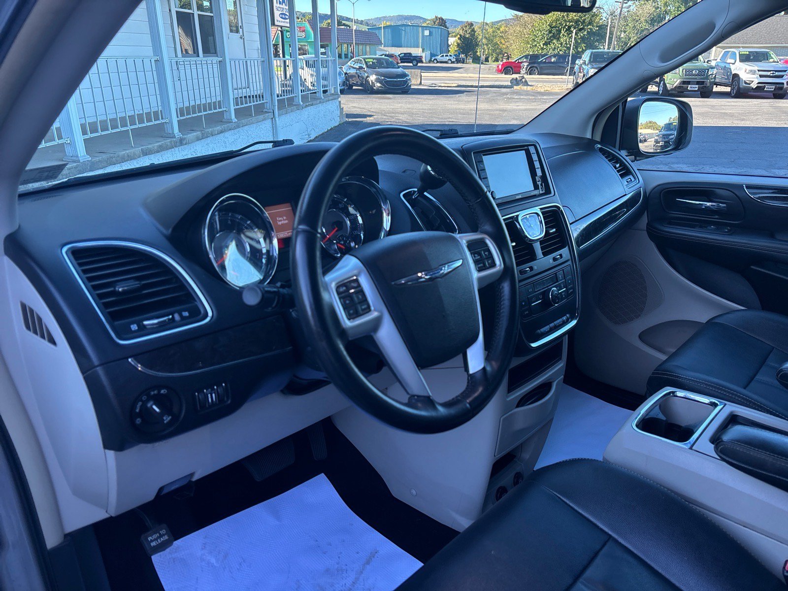 Used 2016 Chrysler Town & Country Touring FWD image 25