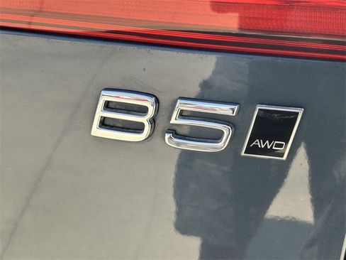 Used 2024 Volvo XC60 B5 Plus image 11