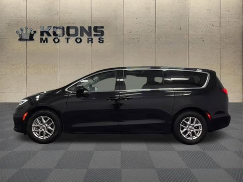 Used 2024 Chrysler Pacifica Touring-L FWD image 4