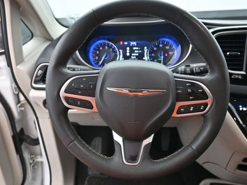 Used 2023 Chrysler Pacifica Touring-L FWD image 22
