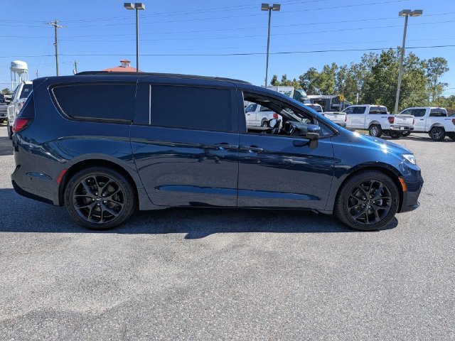Used 2023 Chrysler Pacifica Touring-L w/ S Appearance Package FWD image 3