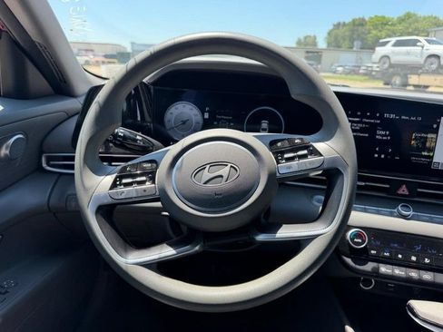 Used 2024 Hyundai Elantra SEL FWD image 9