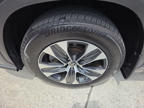 Used 2021 Toyota Highlander XLE AWD/4WD image 10