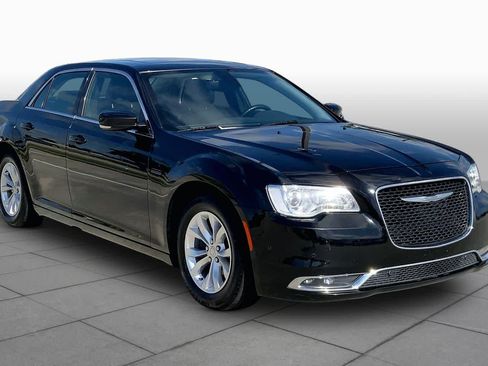 Used 2016 Chrysler 300 Limited RWD image 3