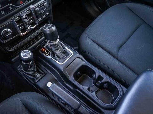 Used 2020 Jeep Wrangler Unlimited Sahara w/ Uconnect 4C Nav & Sound Group AWD/4WD image 22