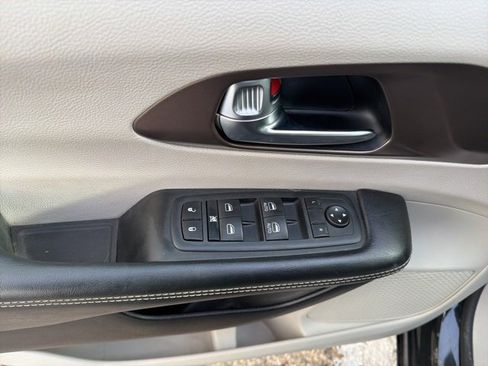 Used 2020 Chrysler Voyager Lxi image 26