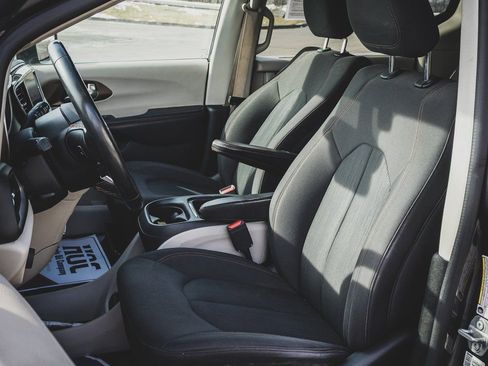 Used 2019 Chrysler Pacifica Touring Plus w/ Advanced Safetytec Group image 21