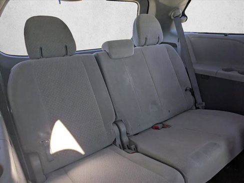 Used 2018 Toyota Sienna LE image 24