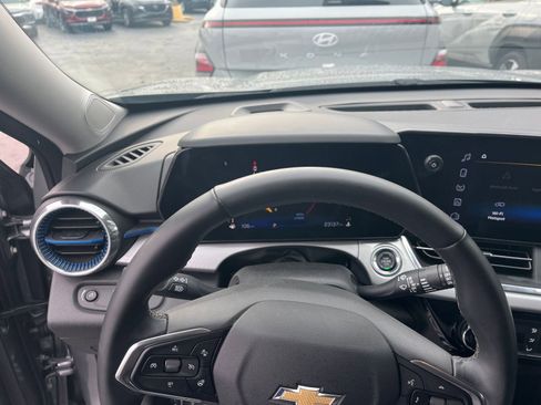 Used 2025 Chevrolet Trax LT w/ LT Convenience Package image 28