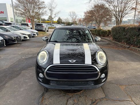 Used 2017 MINI Cooper 4-Door Hardtop image 2