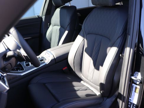 Certified 2025 BMW X7 M60i image 16