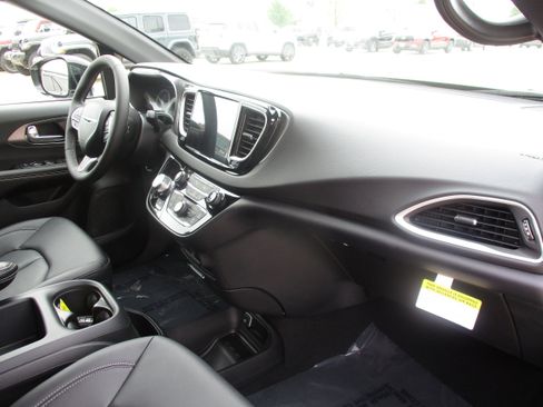 New 2026 Chrysler Voyager LX FWD image 40