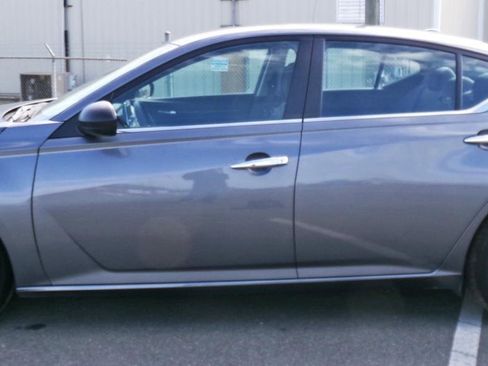 Used 2024 Nissan Altima 2.5 SV image 2