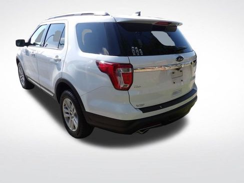 Used 2018 Ford Explorer XLT AWD/4WD image 10
