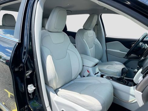 Used 2019 Jeep Cherokee Limited FWD image 27