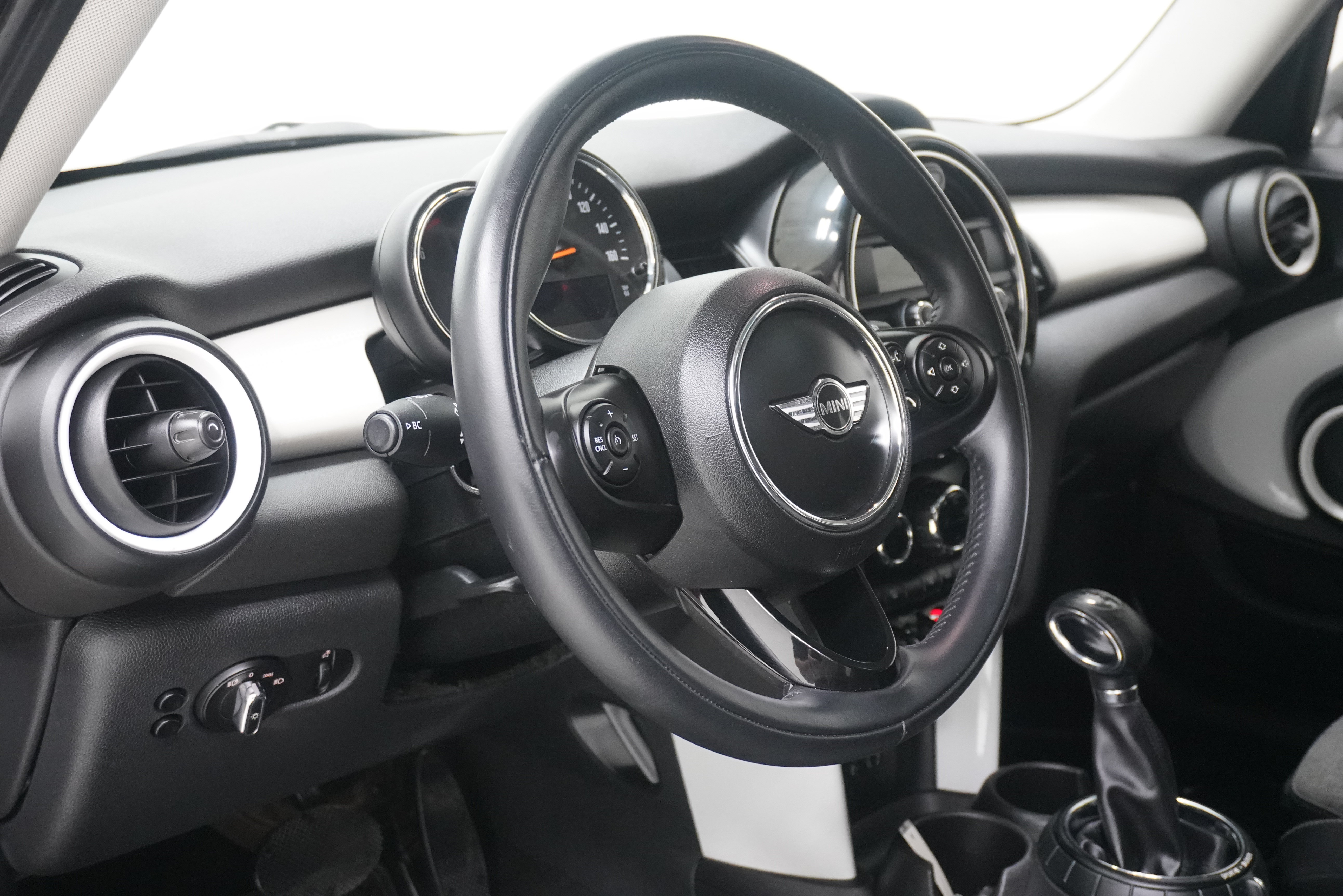 Used 2016 MINI Cooper 4-Door Hardtop FWD image 9