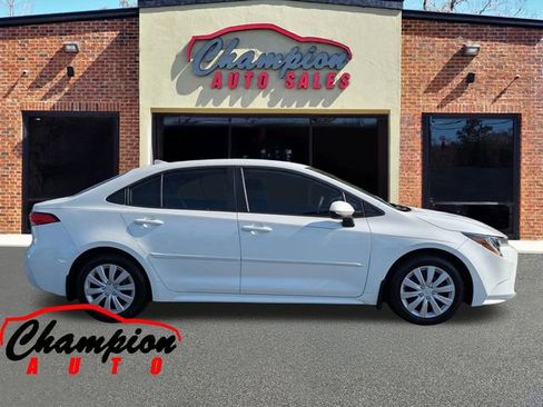 Used 2021 Toyota Corolla LE FWD image 3