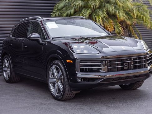 Certified 2024 Porsche Cayenne AWD/4WD image 6