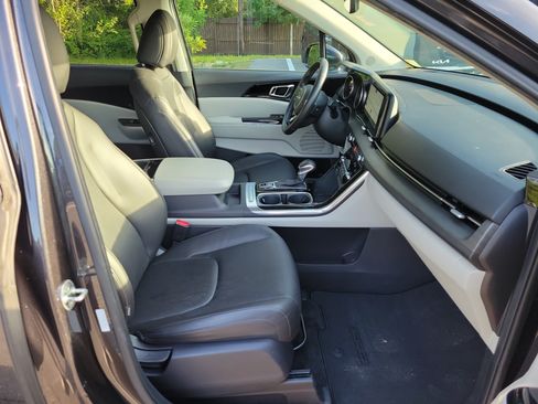 Used 2022 Kia Carnival EX FWD image 6